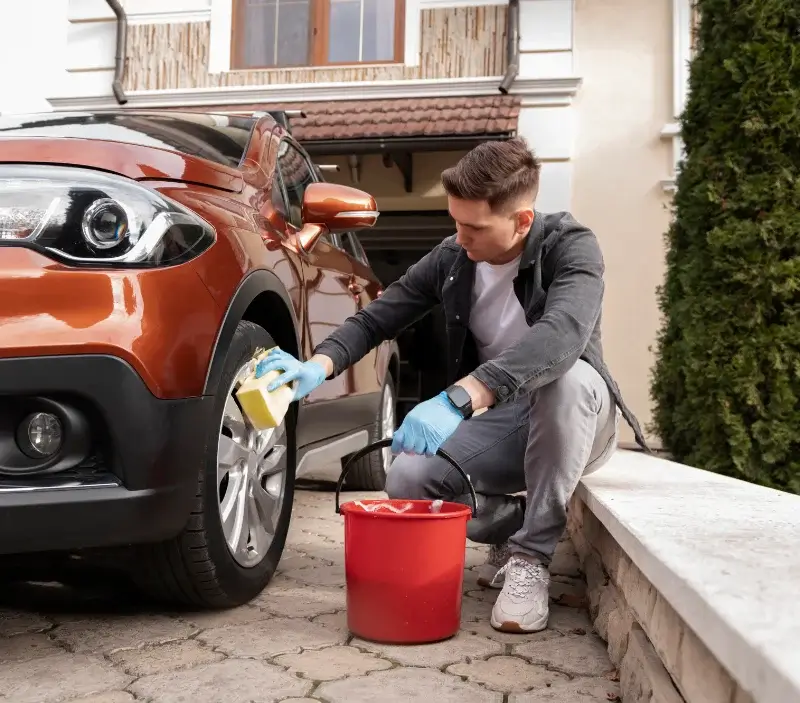 Lavage auto à domicile Anglars-Nozac : professionnel intervenant sur un véhicule
